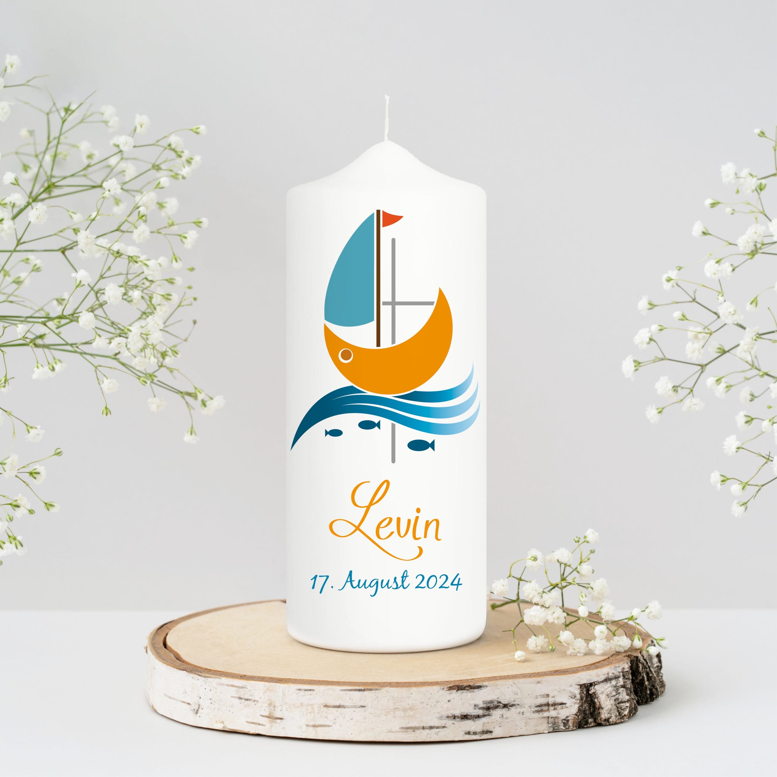 Auf dem Bild ist das Produkt: Taufkerze bedruckt Boot Jesuskreuz Junge Mädchen personalisiert mit Namen Datum Taufspruch Geschenk Kerze zur Taufe zum Preis von €6.40 abgebildet.