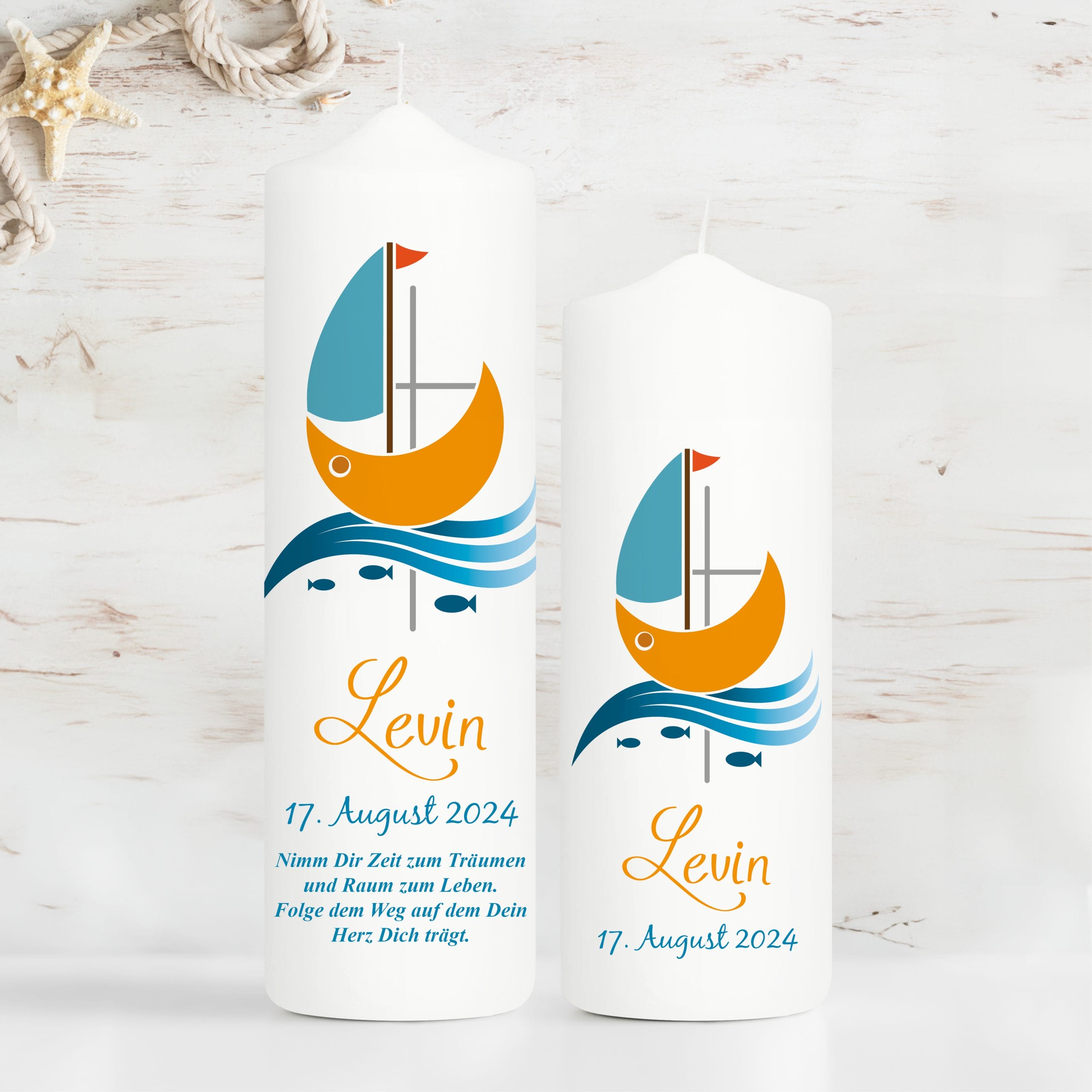 Auf dem Bild ist das Produkt: Taufkerze bedruckt Boot Jesuskreuz Junge Mädchen personalisiert mit Namen Datum Taufspruch Geschenk Kerze zur Taufe zum Preis von €6.40 abgebildet.