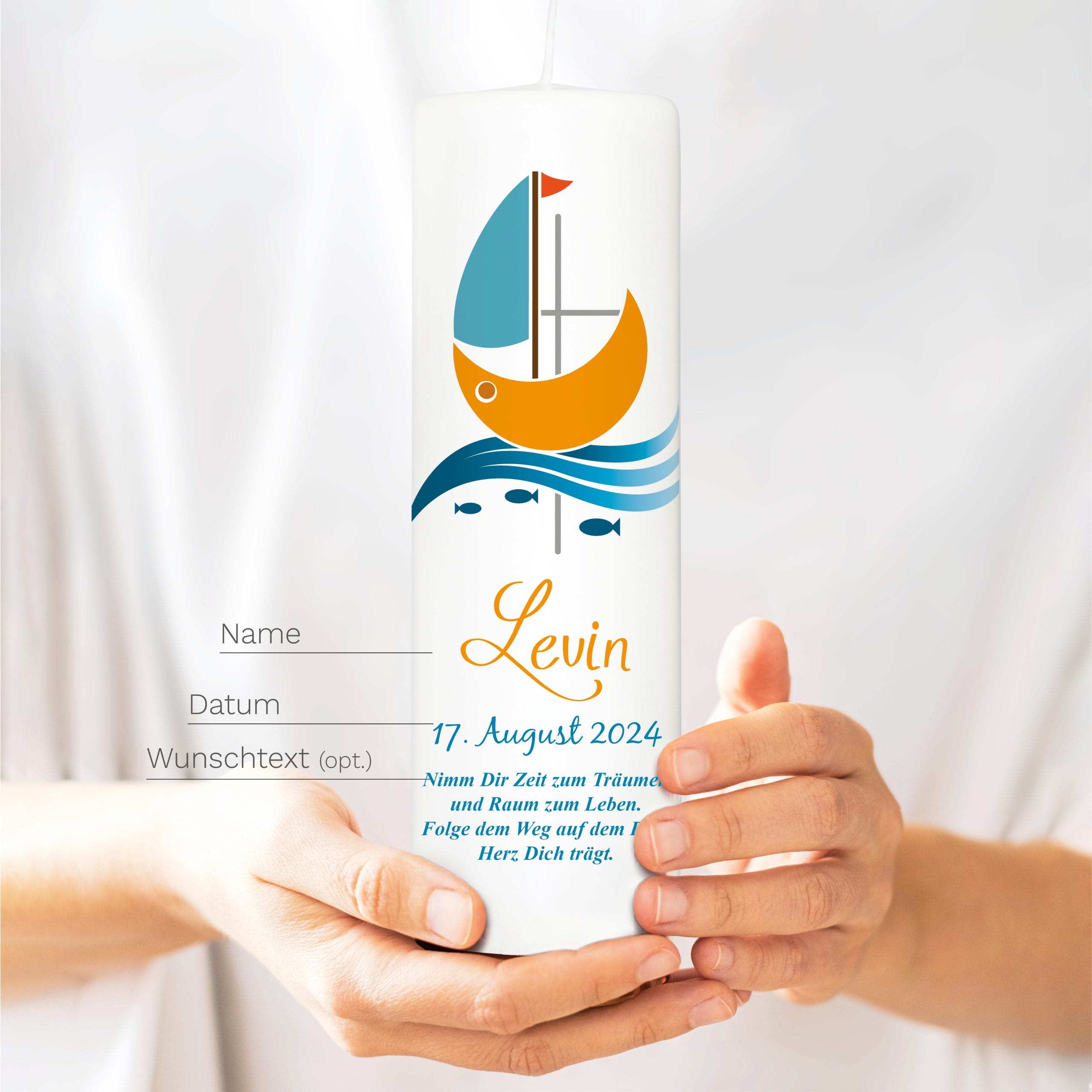 Auf dem Bild ist das Produkt: Taufkerze bedruckt Boot Jesuskreuz Junge Mädchen personalisiert mit Namen Datum Taufspruch Geschenk Kerze zur Taufe zum Preis von €6.40 abgebildet.