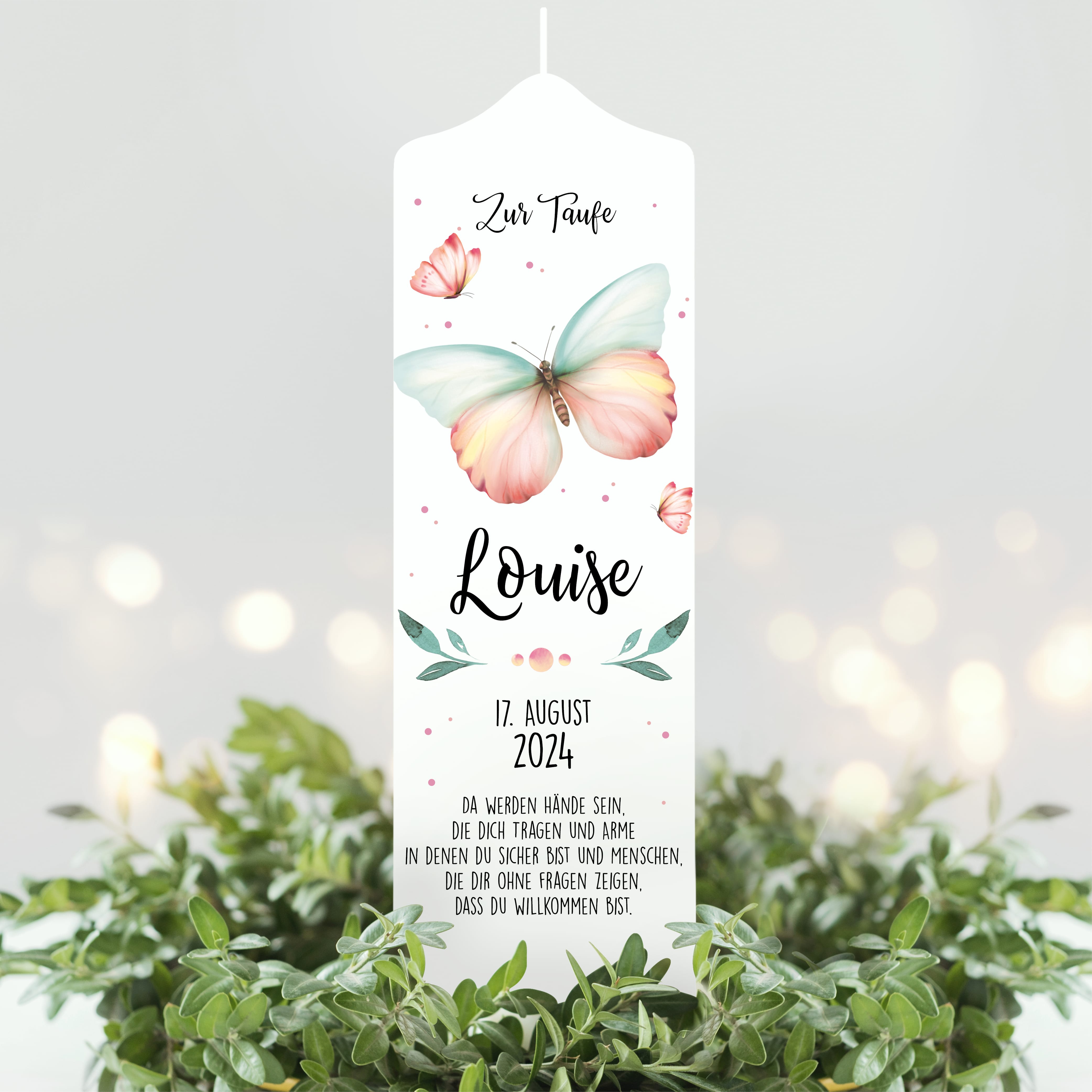 Auf dem Bild ist das Produkt: Taufkerze bedruckt Schmetterling Junge Mädchen personalisiert mit Namen Datum Taufspruch Geschenk Kerze zur Taufe zum Preis von €6.40 abgebildet.