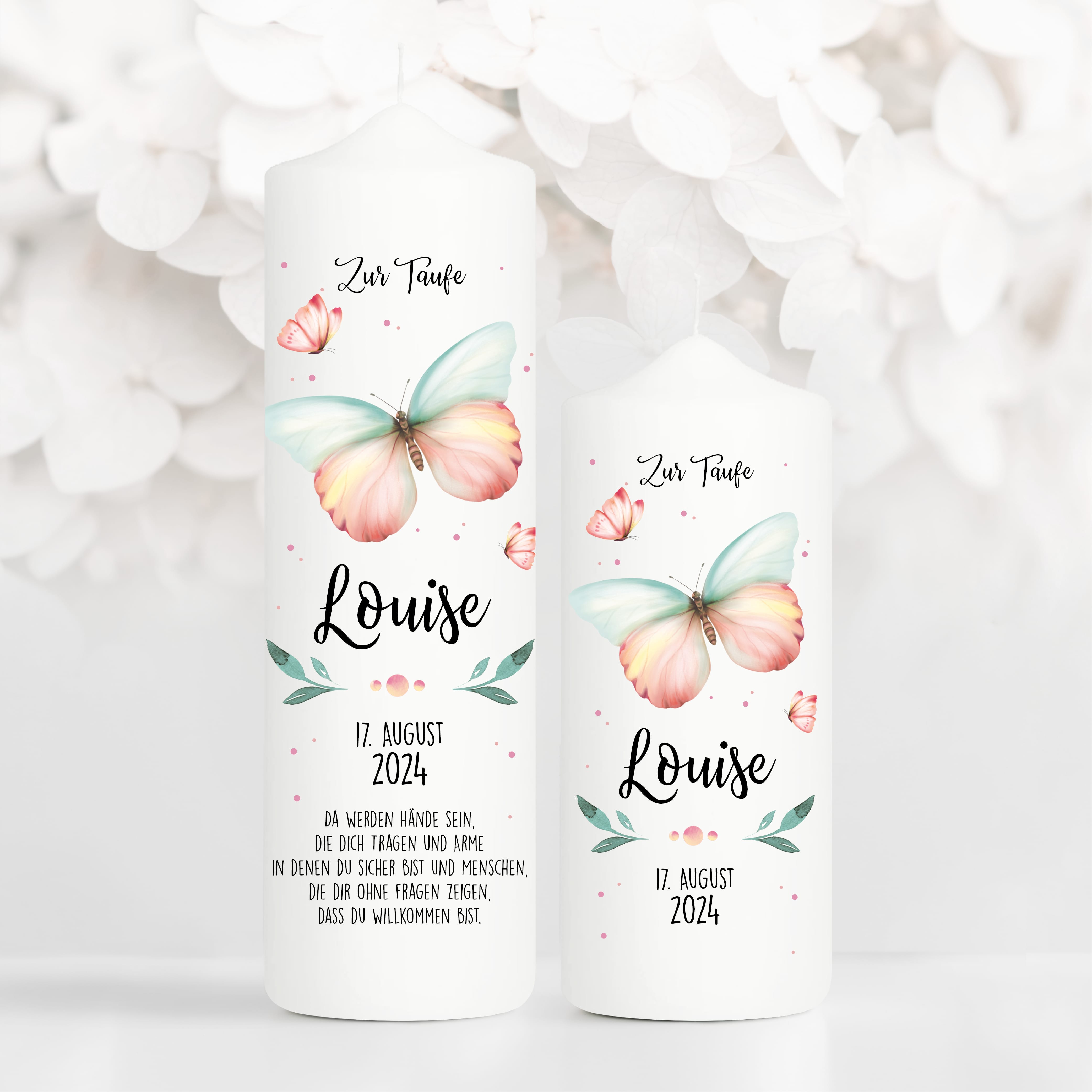 Auf dem Bild ist das Produkt: Taufkerze bedruckt Schmetterling Junge Mädchen personalisiert mit Namen Datum Taufspruch Geschenk Kerze zur Taufe zum Preis von €6.40 abgebildet.