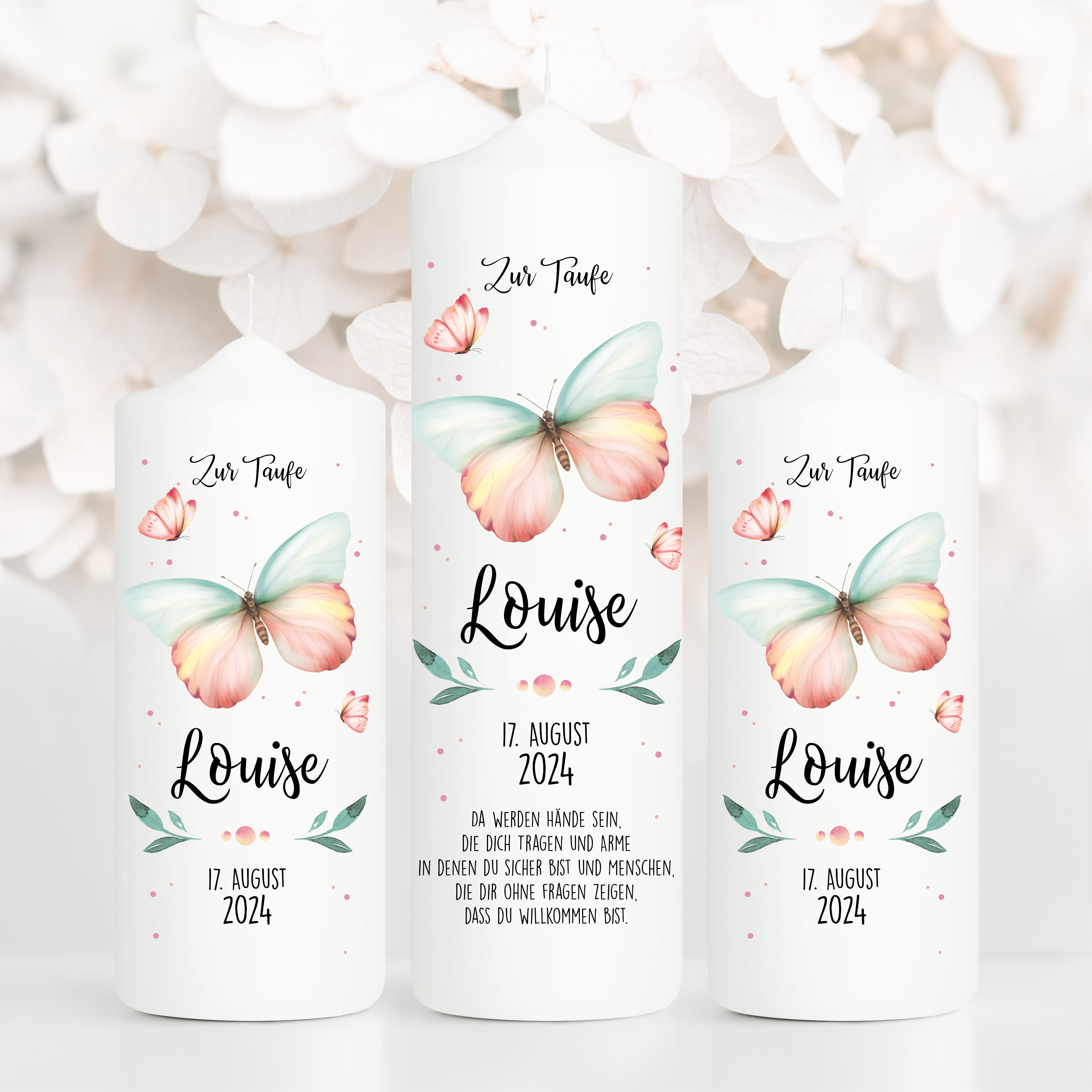 Auf dem Bild ist das Produkt: Taufkerze bedruckt Schmetterling Junge Mädchen personalisiert mit Namen Datum Taufspruch Geschenk Kerze zur Taufe zum Preis von €6.40 abgebildet.