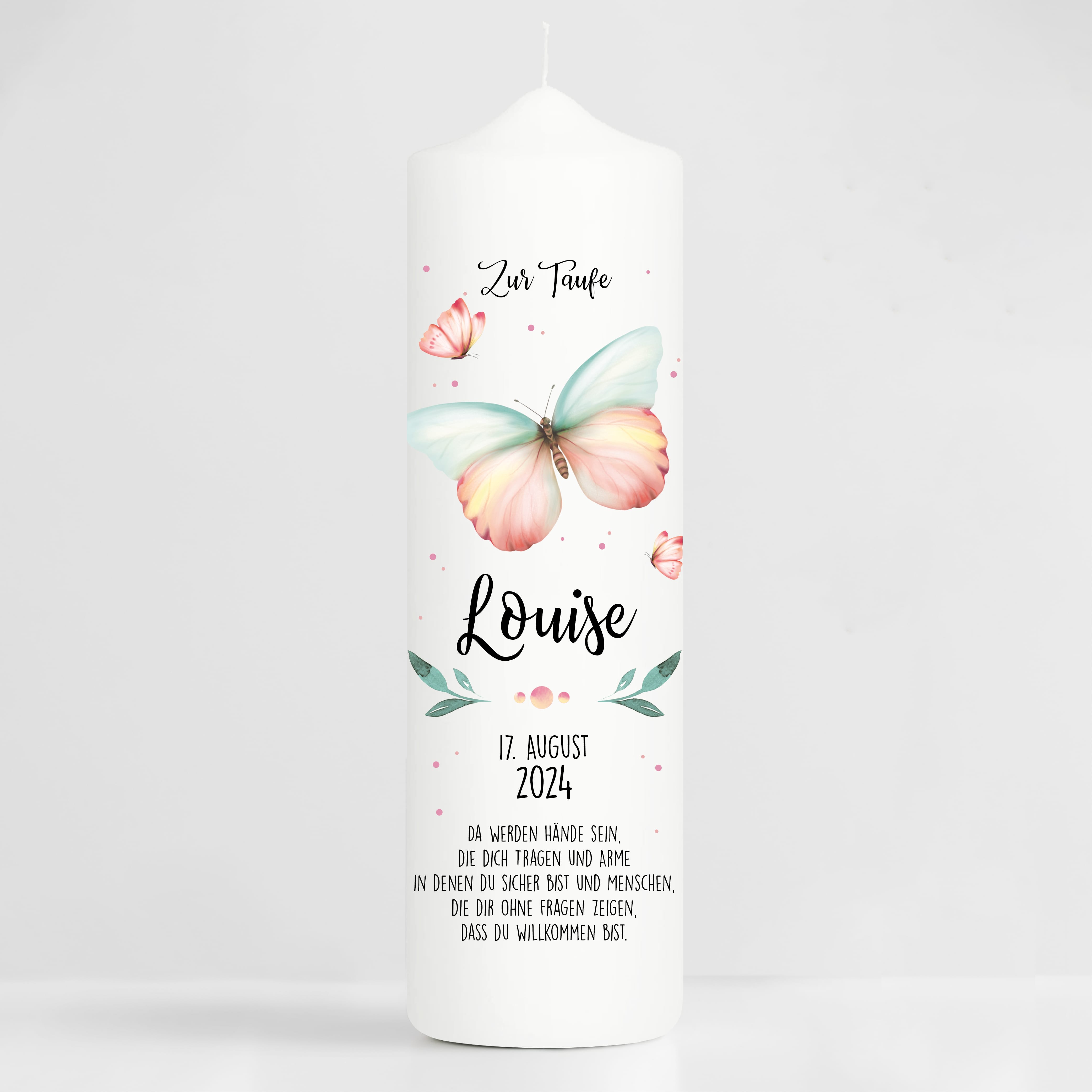 Auf dem Bild ist das Produkt: Taufkerze bedruckt Schmetterling Junge Mädchen personalisiert mit Namen Datum Taufspruch Geschenk Kerze zur Taufe zum Preis von €6.40 abgebildet.