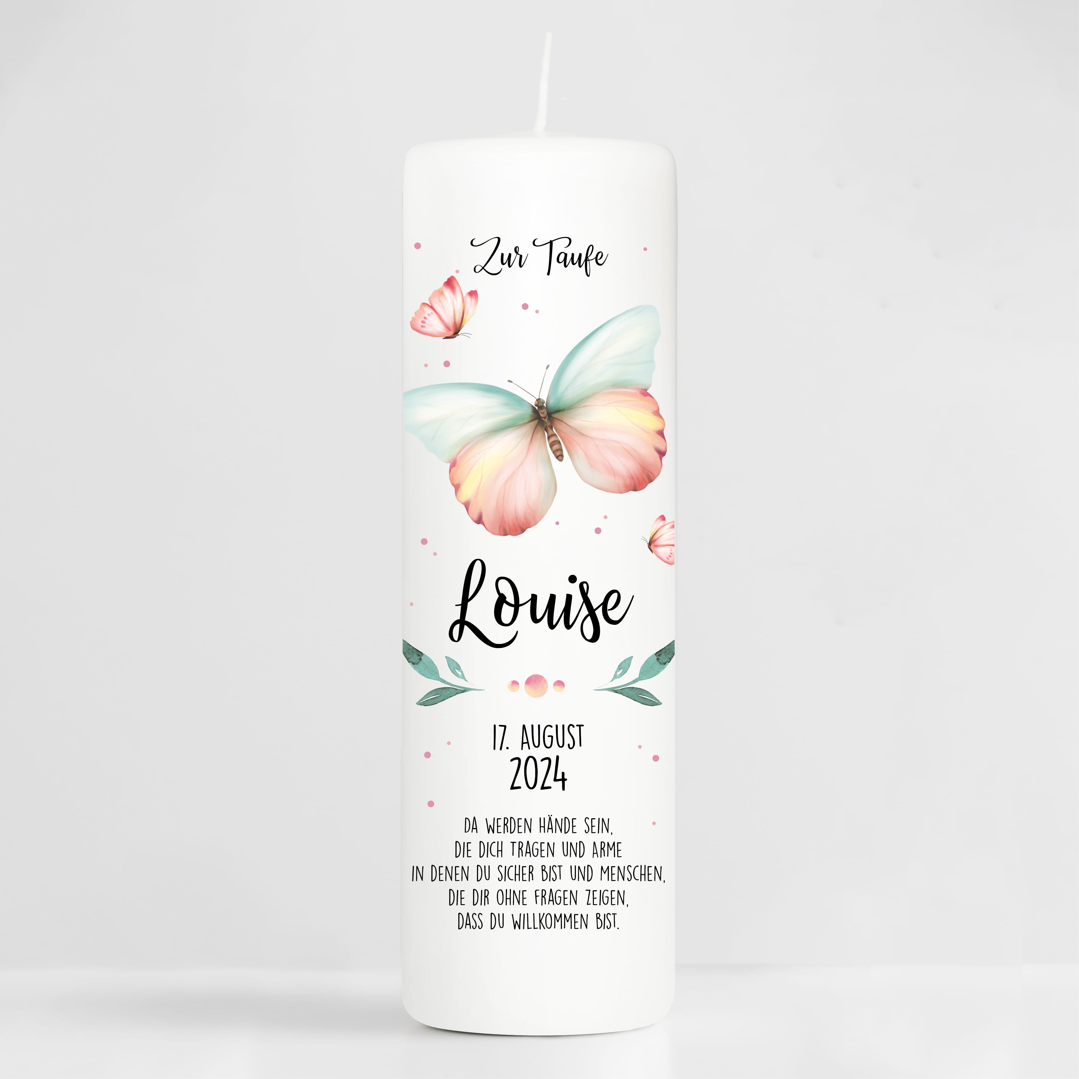 Auf dem Bild ist das Produkt: Taufkerze bedruckt Schmetterling Junge Mädchen personalisiert mit Namen Datum Taufspruch Geschenk Kerze zur Taufe zum Preis von €6.40 abgebildet.