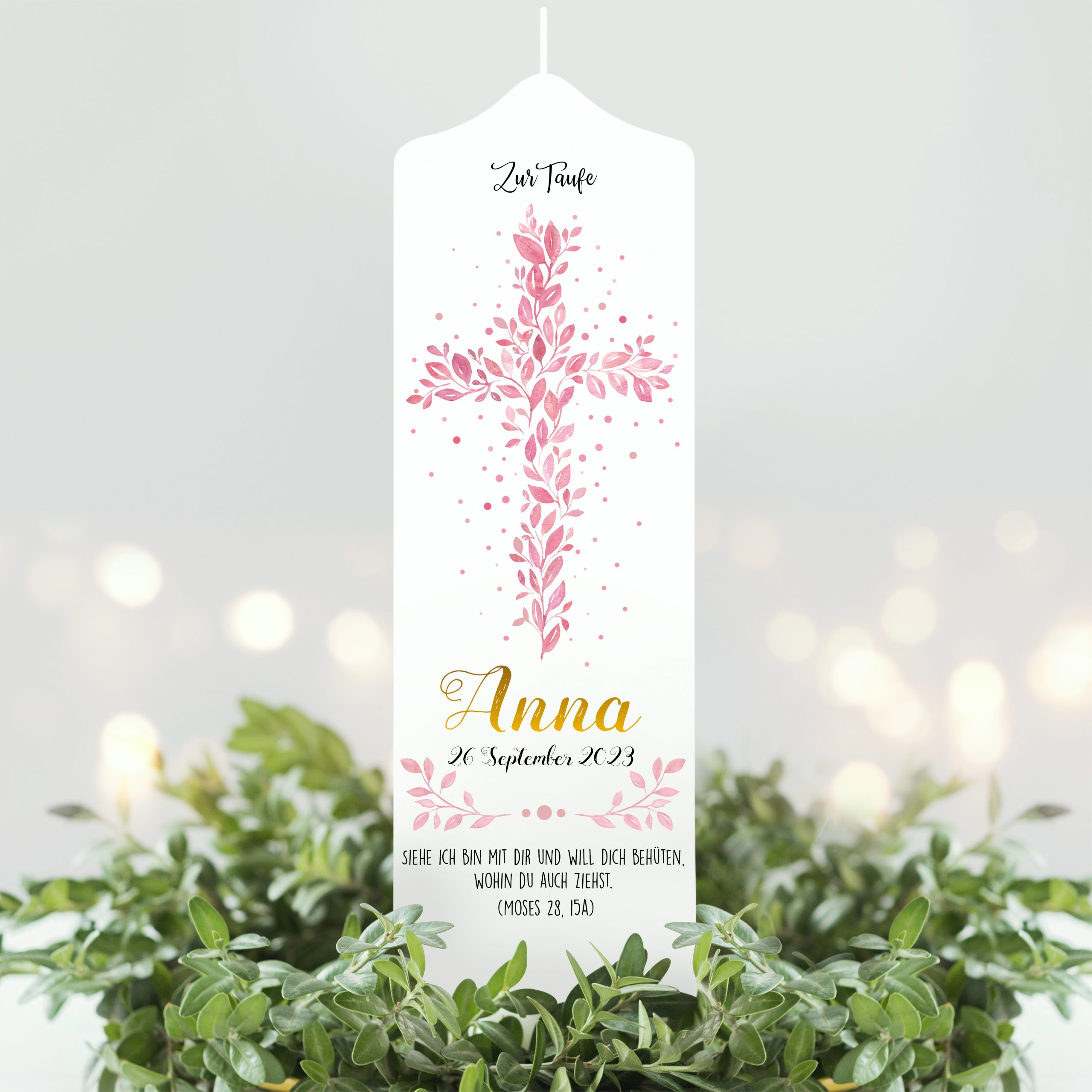 Auf dem Bild ist das Produkt: Taufkerze Blätterkreuz rosa Mädchen Heiliges Kreuz rosa Blätter Kerze zur Taufe mit Namen, Datum und eigenem, vorgegebenem oder keinem Taufspruch zum Preis von €6.40 abgebildet.