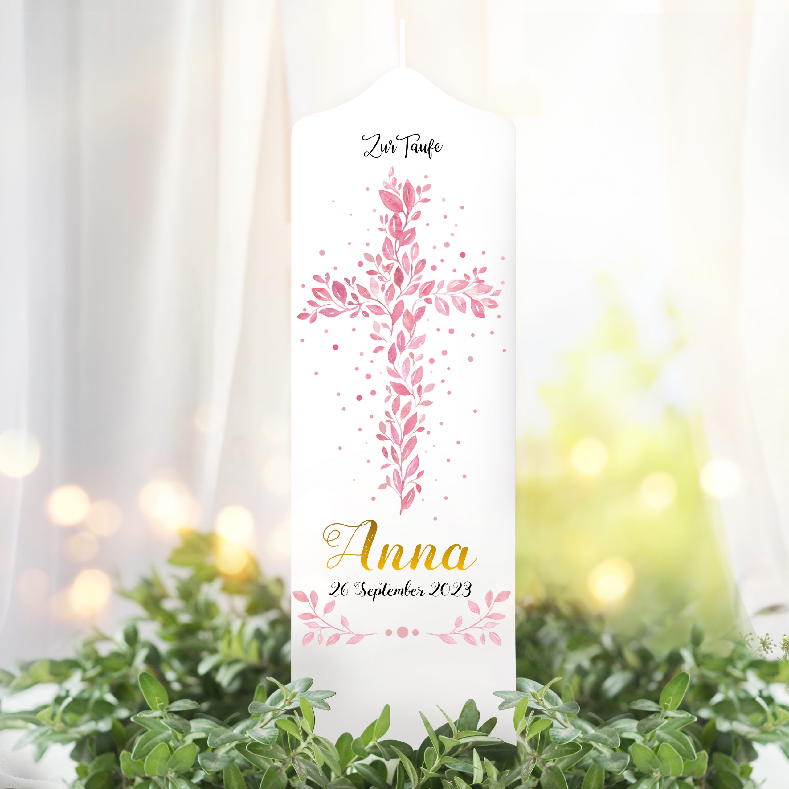 Auf dem Bild ist das Produkt: Taufkerze Blätterkreuz rosa Mädchen Heiliges Kreuz rosa Blätter Kerze zur Taufe mit Namen, Datum und eigenem, vorgegebenem oder keinem Taufspruch zum Preis von €6.40 abgebildet.