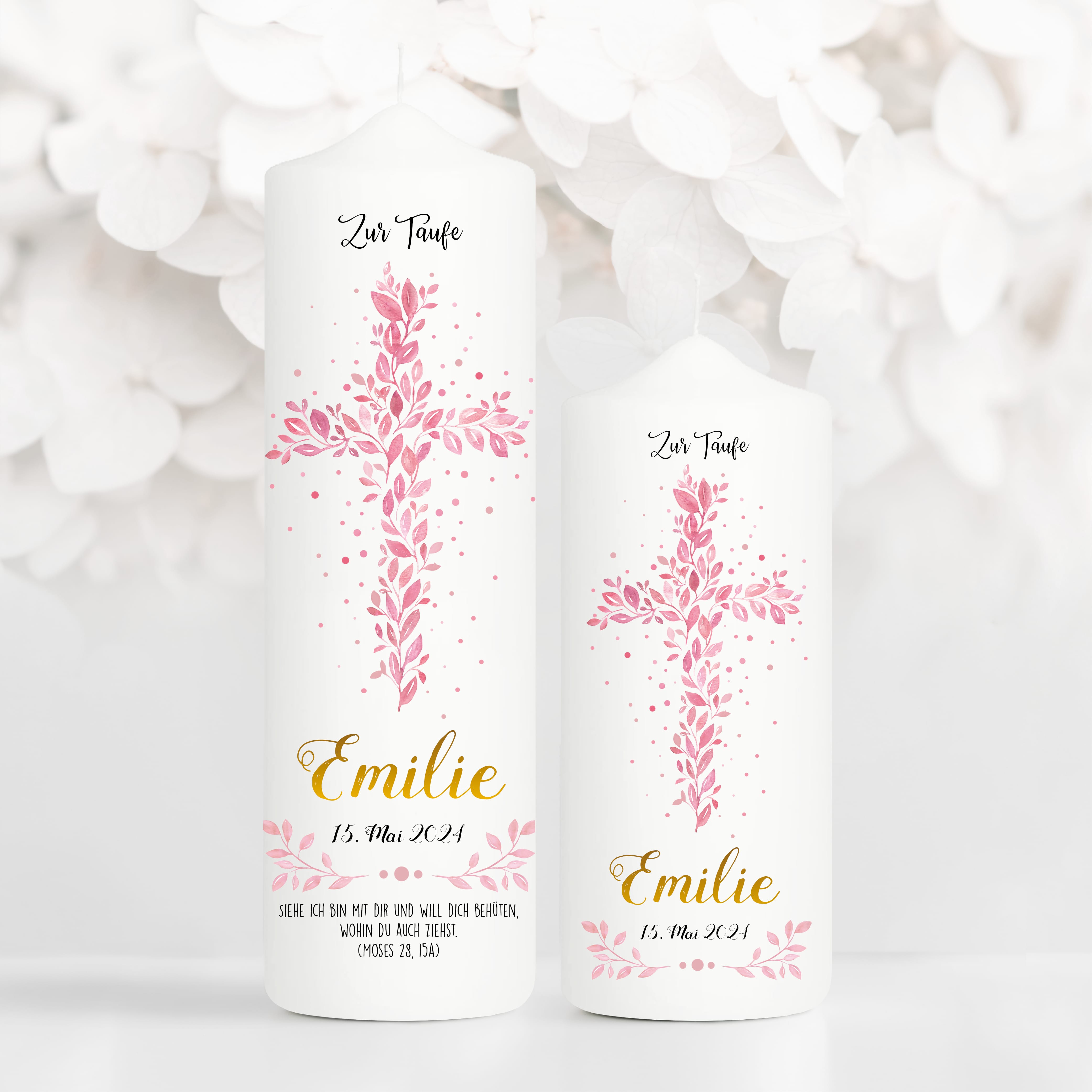 Auf dem Bild ist das Produkt: Taufkerze Blätterkreuz rosa Mädchen Heiliges Kreuz rosa Blätter Kerze zur Taufe mit Namen, Datum und eigenem, vorgegebenem oder keinem Taufspruch zum Preis von €6.40 abgebildet.