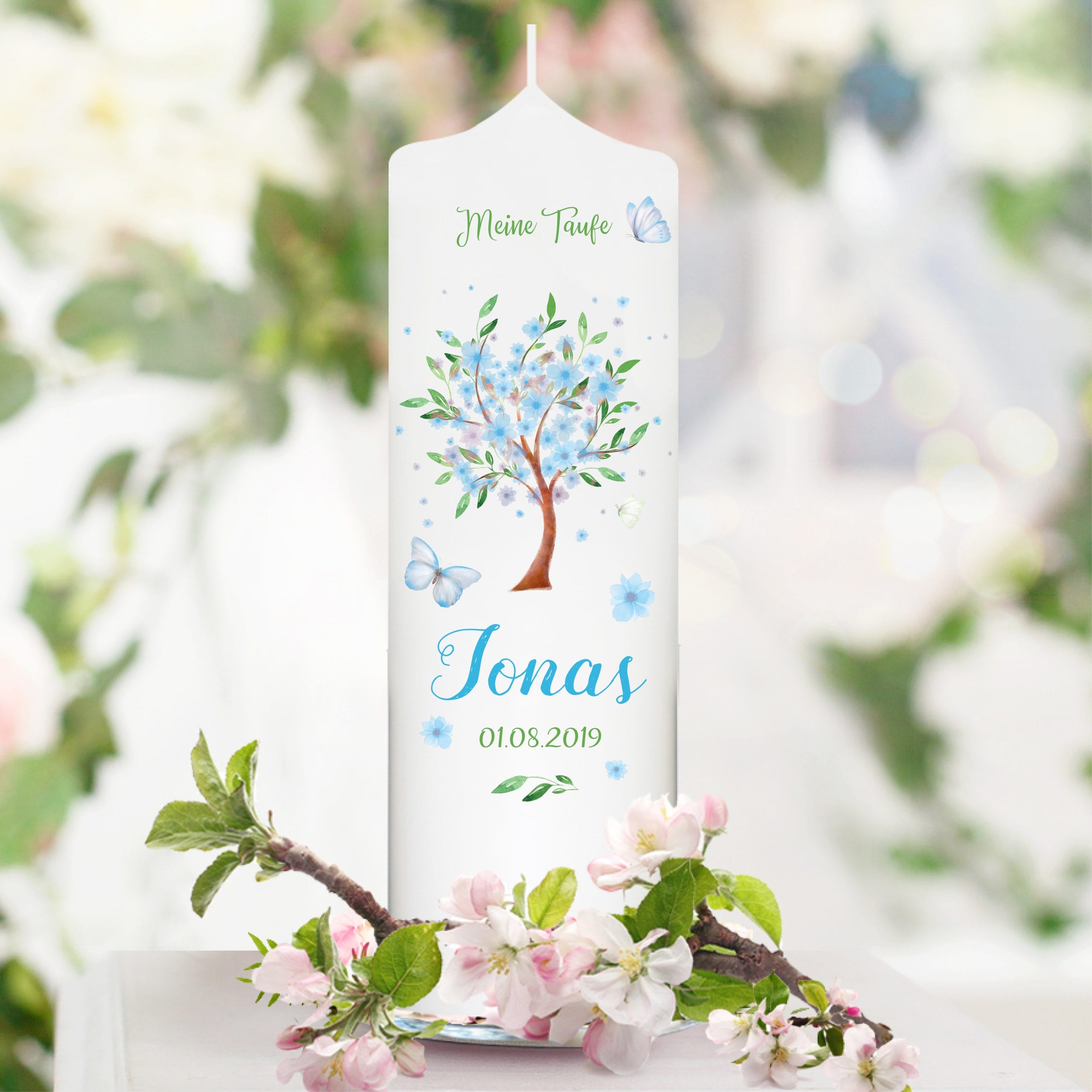 Auf dem Bild ist das Produkt: Taufkerze Blütenbaum für Mädchen oder Junge Baum mit Blüten Taufspruch Personalisierung zum Preis von €6.40 abgebildet.
