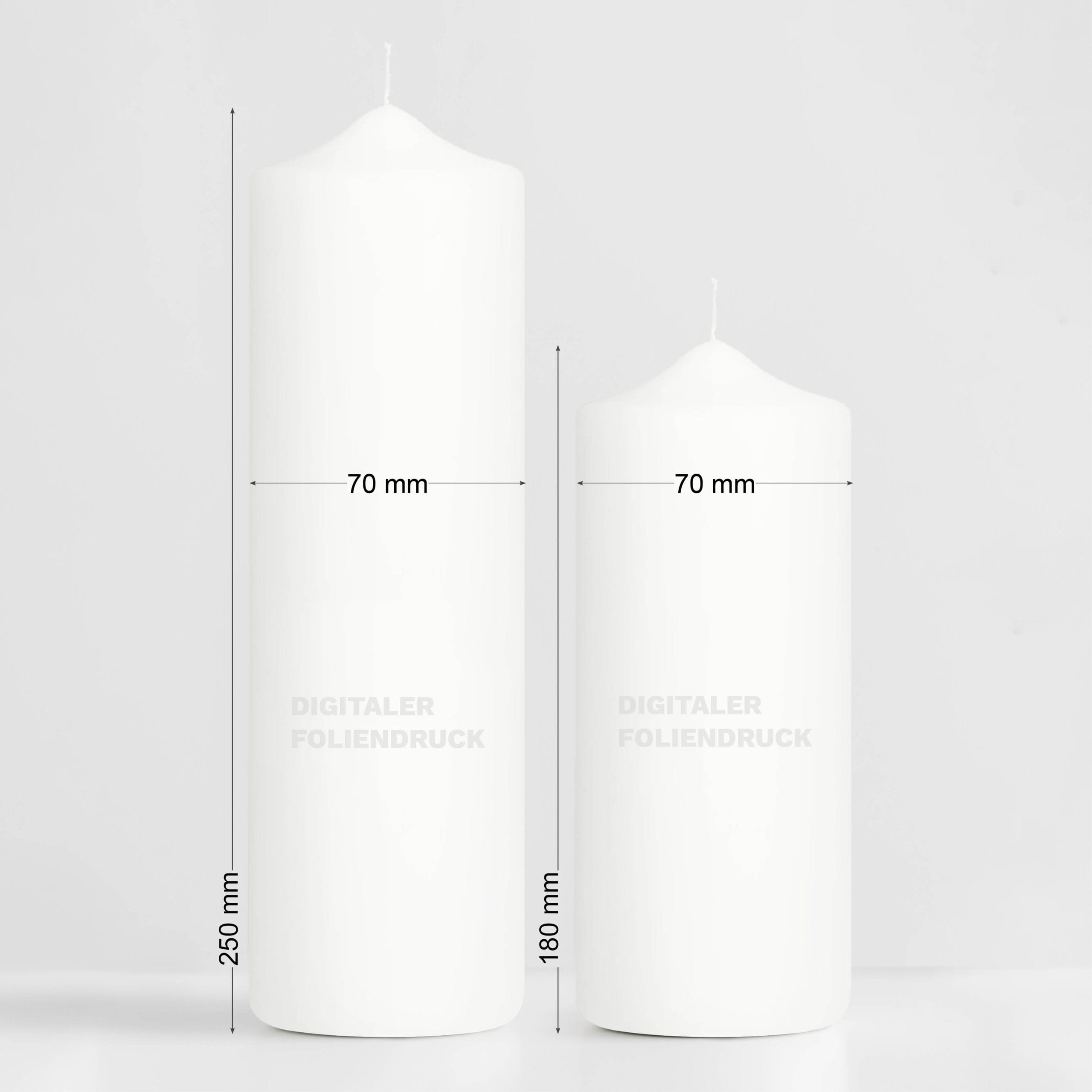 Auf dem Bild ist das Produkt: Taufkerze Kranz Kerze zur Taufe bedruckt mit Namen Datum und auf Wunsch eigenem vorgegebenem oder keinem Taufspruch zum Preis von €5.9 abgebildet.