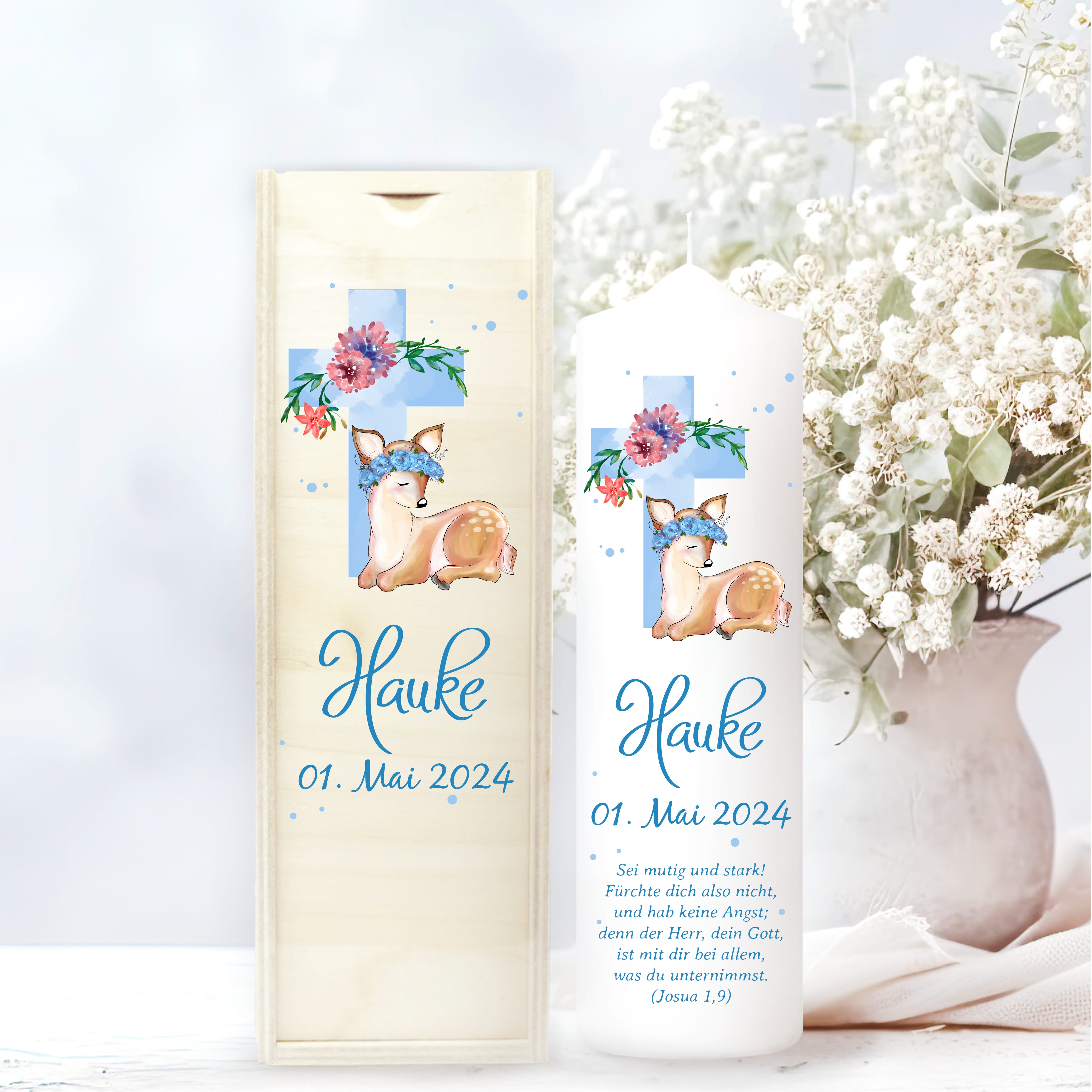 Auf dem Bild ist das Produkt: Taufkerze bedruckt Reh Jesuskreuz Junge Mädchen personalisiert mit Namen Datum Taufspruch Geschenk Kerze zur Taufe zum Preis von €6.40 abgebildet.