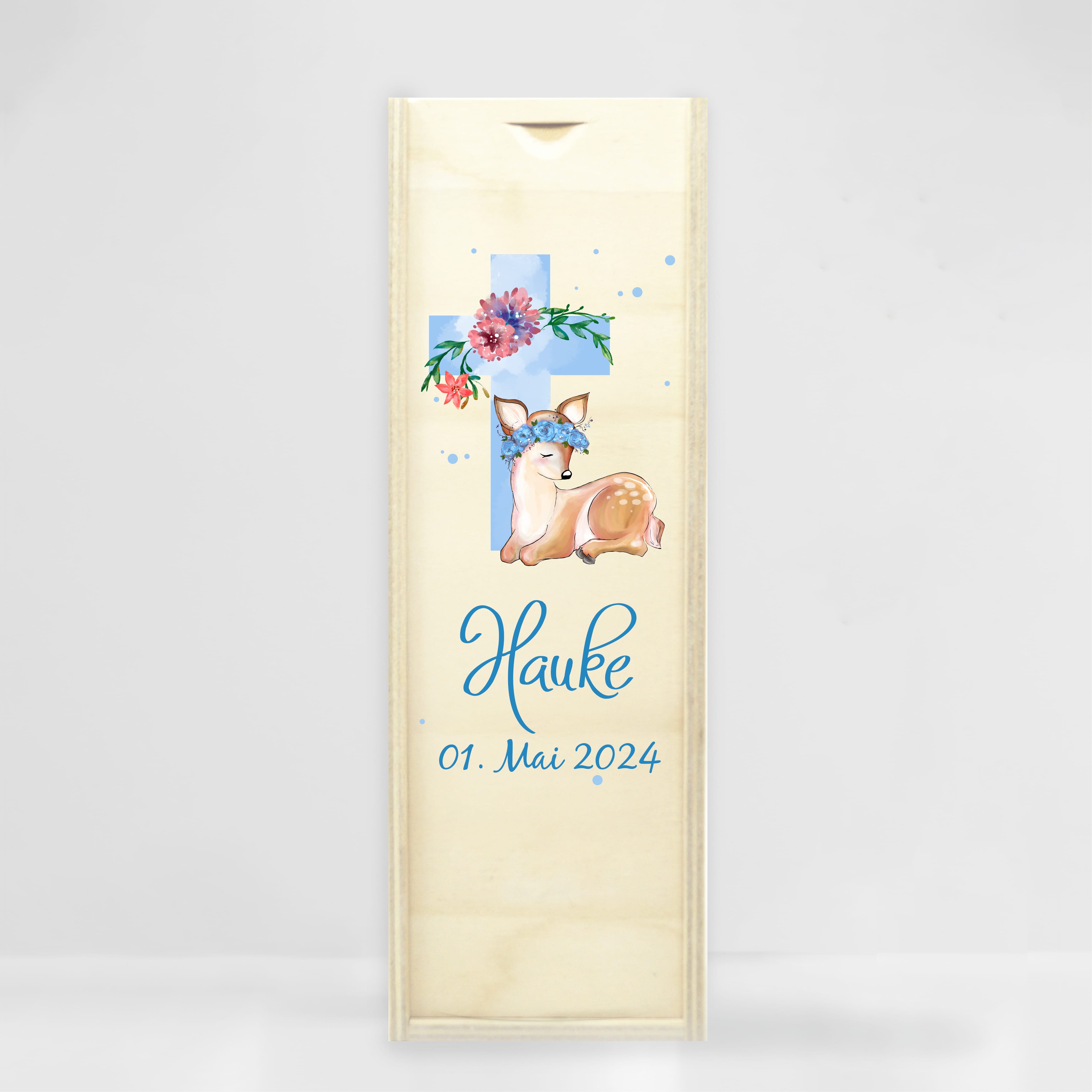 Auf dem Bild ist das Produkt: Taufkerze bedruckt Reh Jesuskreuz Junge Mädchen personalisiert mit Namen Datum Taufspruch Geschenk Kerze zur Taufe zum Preis von €6.40 abgebildet.