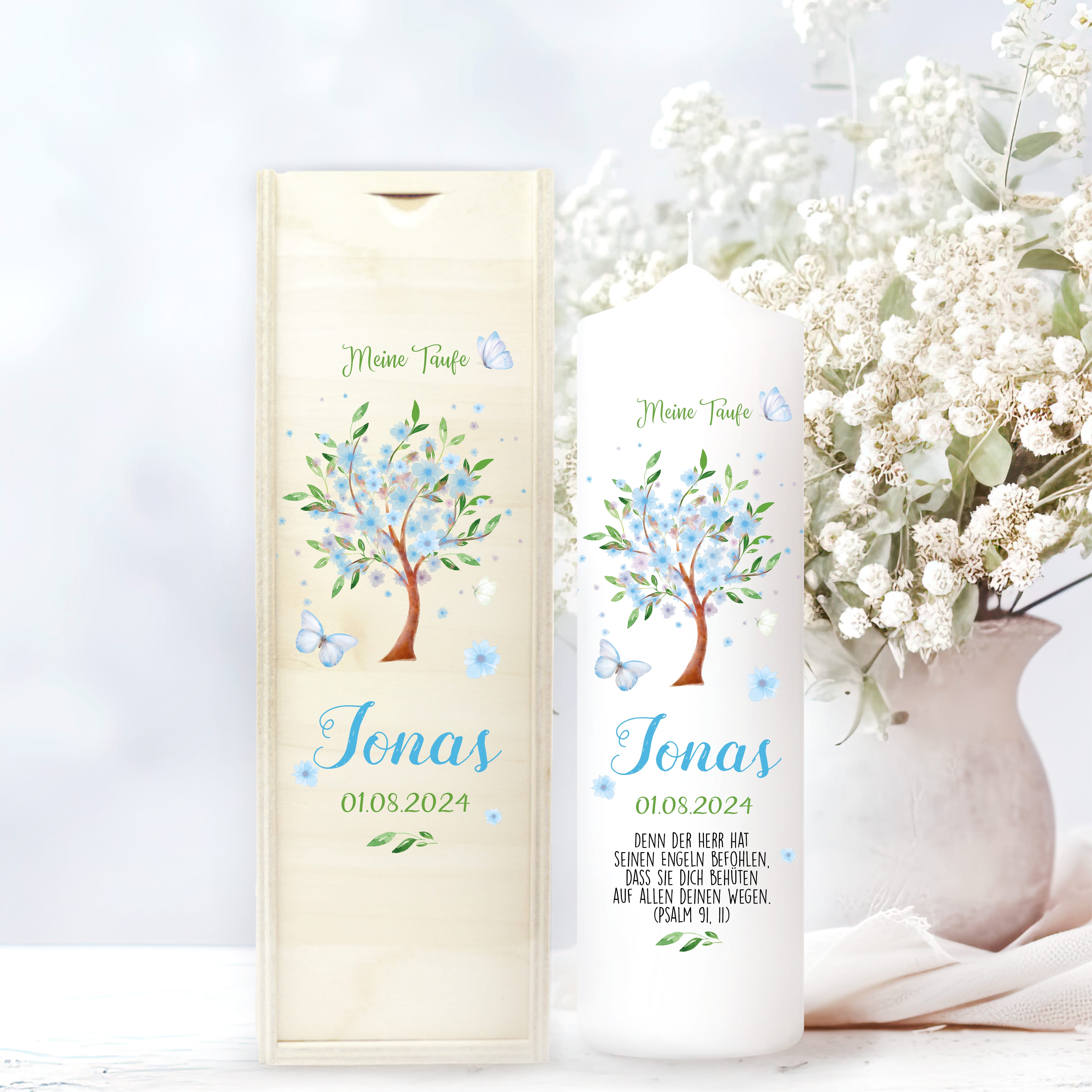 Auf dem Bild ist das Produkt: Taufkerze Blütenbaum für Mädchen oder Junge Baum mit Blüten Taufspruch Personalisierung zum Preis von €6.40 abgebildet.
