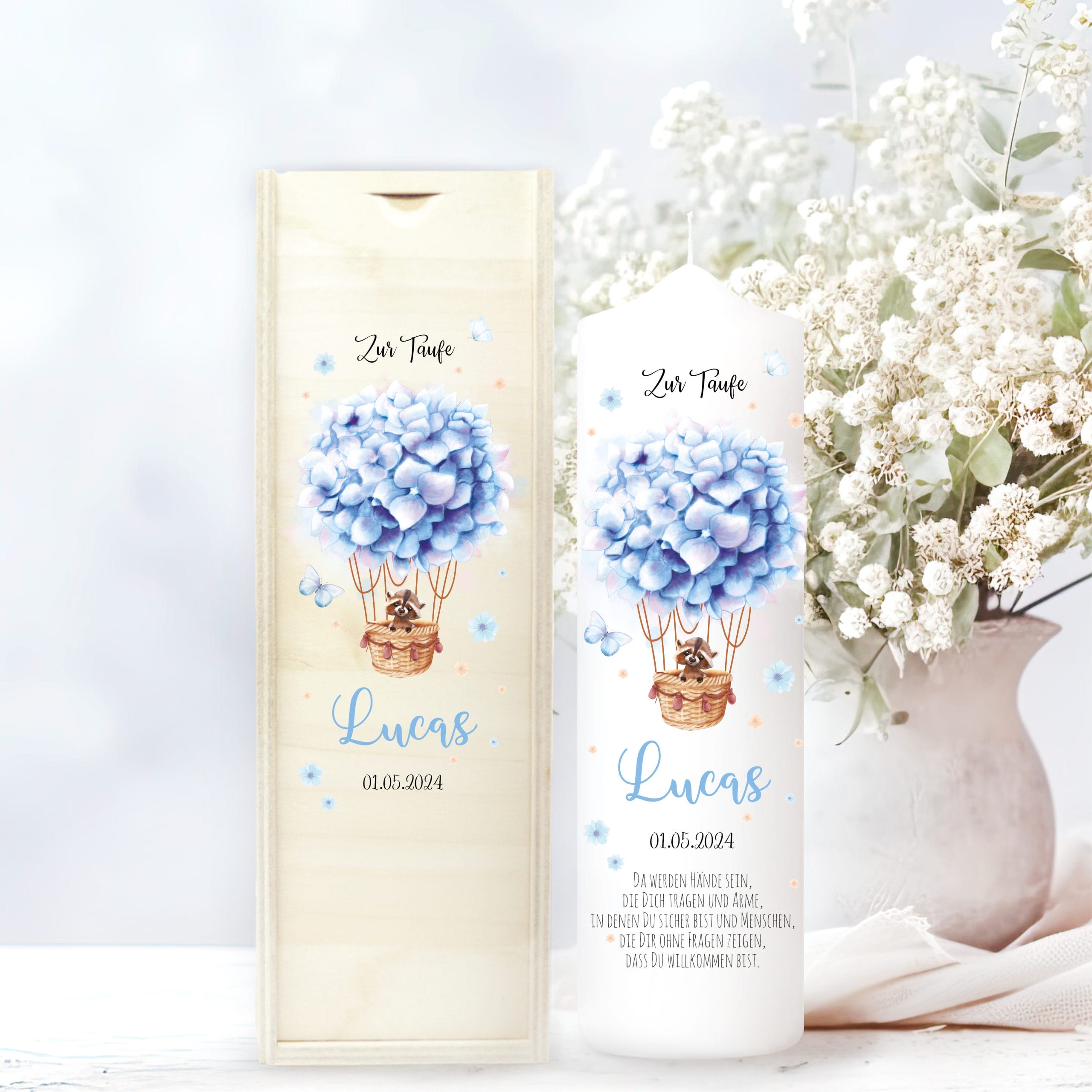 Auf dem Bild ist das Produkt: Taufkerze Heißluftballon Blumen Junge Mädchen Waschbär Hase rosa blau bedruckt mit Namen Datum und auf Wunsch eigenem, vorgegebenem oder keinem Taufspruch zum Preis von €6.40 abgebildet.