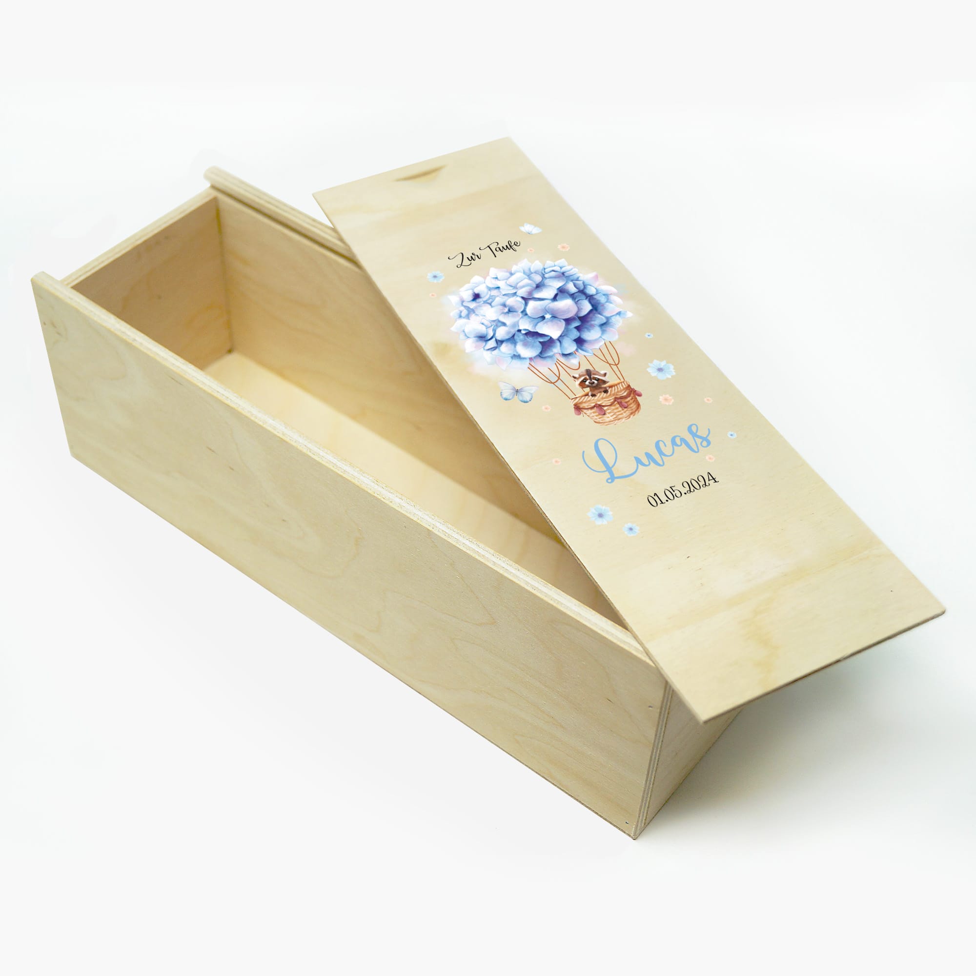 Auf dem Bild ist das Produkt: Taufkerze Heißluftballon Blumen Junge Mädchen Waschbär Hase rosa blau bedruckt mit Namen Datum und auf Wunsch eigenem, vorgegebenem oder keinem Taufspruch zum Preis von €6.40 abgebildet.