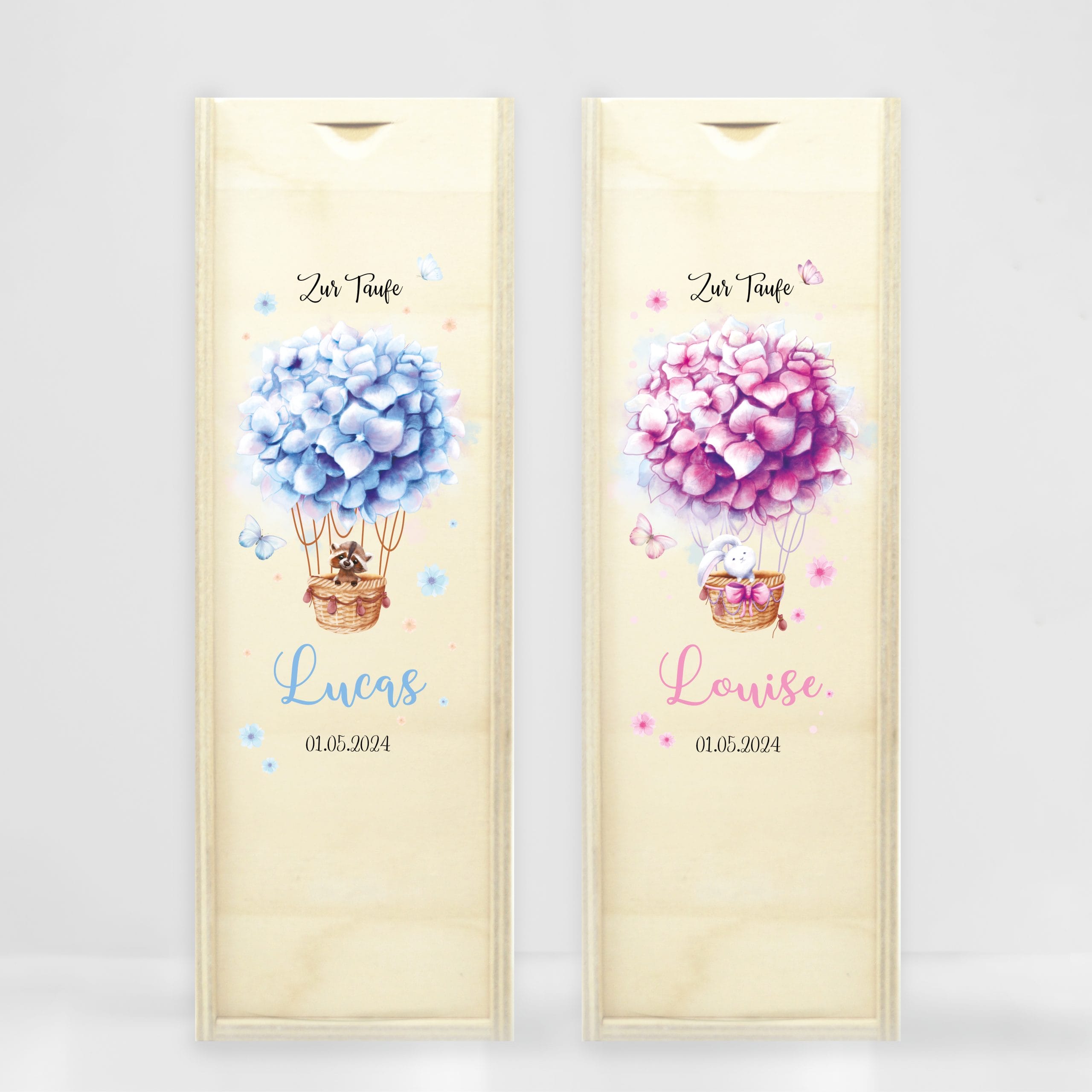 Auf dem Bild ist das Produkt: Taufkerze Heißluftballon Blumen Junge Mädchen Waschbär Hase rosa blau bedruckt mit Namen Datum und auf Wunsch eigenem, vorgegebenem oder keinem Taufspruch zum Preis von €6.40 abgebildet.