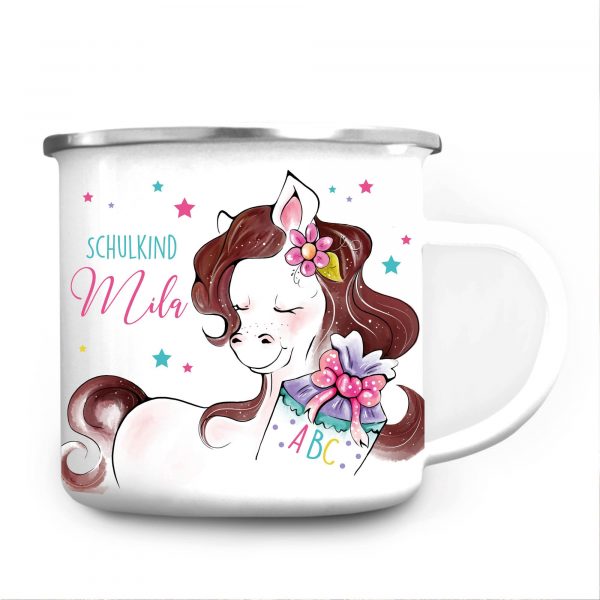 Auf dem Bild ist das Produkt: Campingbecher Emaille für Mädchen Pferd mit Schultüte personalisiert mit Wunschnamen – Einschulungsgeschenk Schulanfang zum Preis von €18.9 abgebildet.