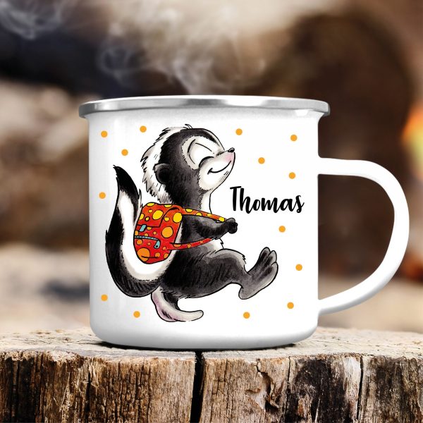 Auf dem Bild ist das Produkt: Campingbecher Emaille Stolzes Stinktier mit Rucksack personalisiert mit dem Wunschnamen, Geschenk Geburtstag, Einschulungsgeschenk zum Preis von €16.9 abgebildet.