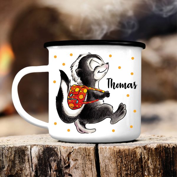 Auf dem Bild ist das Produkt: Campingbecher Emaille Stolzes Stinktier mit Rucksack personalisiert mit dem Wunschnamen, Geschenk Geburtstag, Einschulungsgeschenk zum Preis von €16.9 abgebildet.