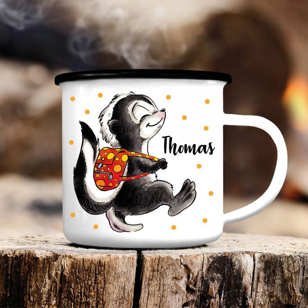 Auf dem Bild ist das Produkt: Campingbecher Emaille Stolzes Stinktier mit Rucksack personalisiert mit dem Wunschnamen, Geschenk Geburtstag, Einschulungsgeschenk zum Preis von €16.9 abgebildet.