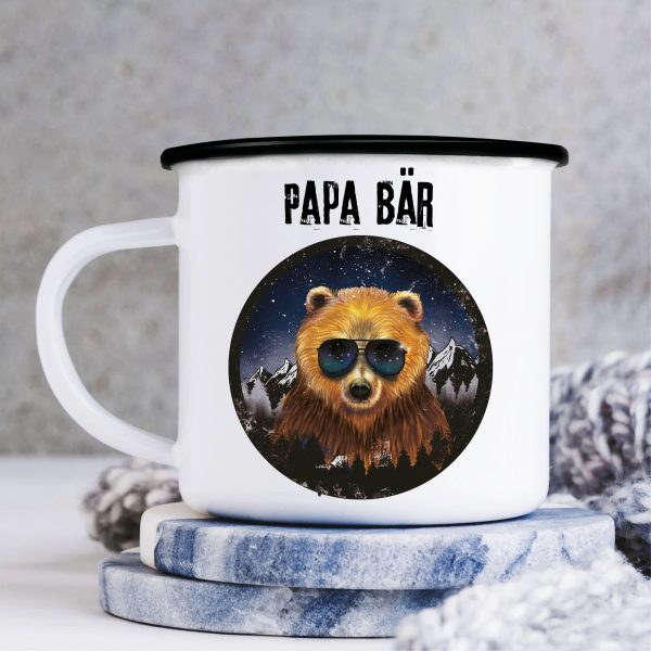 Auf dem Bild ist das Produkt: Emaille Campingbecher Papa Bär Geschenk zum Geburtstag Vatertag 300 ml weiß Vatertagsgeschenk zum Preis von €18.90 abgebildet.