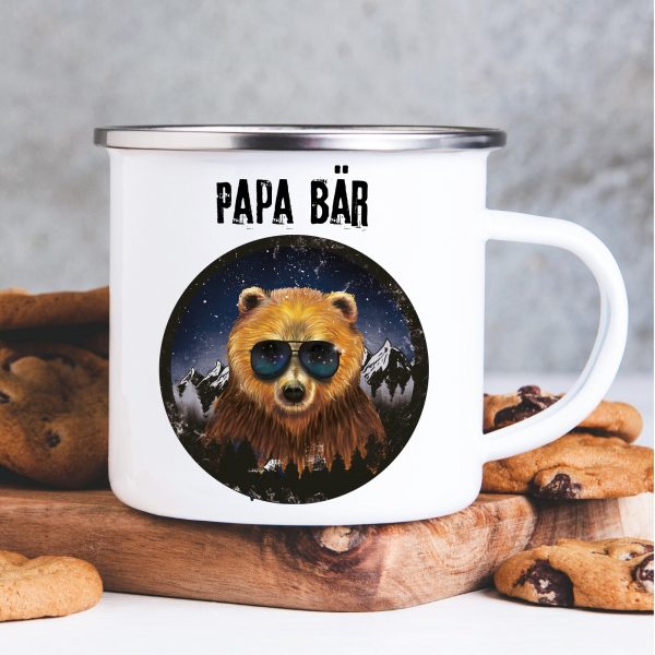 Auf dem Bild ist das Produkt: Emaille Campingbecher Papa Bär Geschenk zum Geburtstag Vatertag 300 ml weiß Vatertagsgeschenk zum Preis von €18.90 abgebildet.