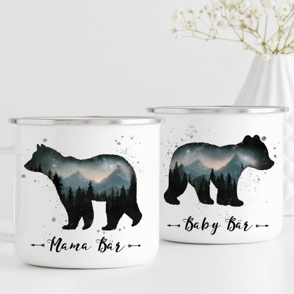 Auf dem Bild ist das Produkt: Emaille Campingbecher Papa Bär Mama Bär Baby Bär Geschenk zum Geburtstag Vatertag Muttertag zum Preis von €0 abgebildet.
