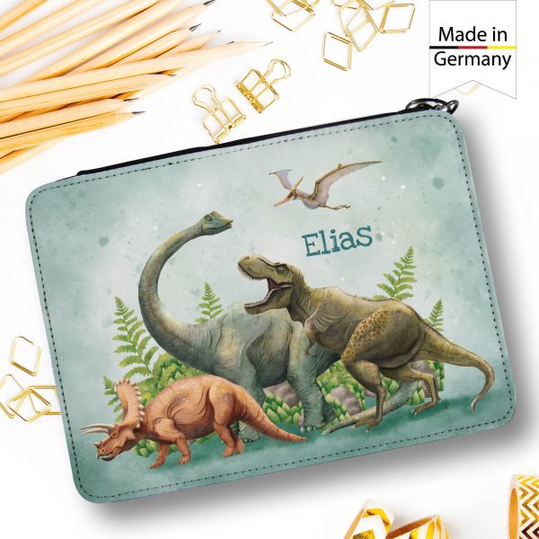 Auf dem Bild ist das Produkt: Gefüllte Federtasche Federmäppchen Dinosaurier personalisiert Wunschname Schulanfang Schule zum Preis von €29.90 abgebildet.