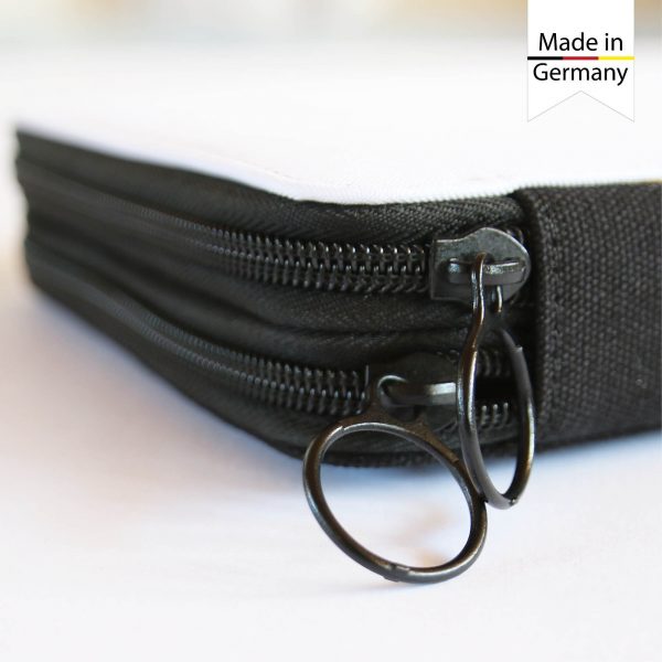 Auf dem Bild ist das Produkt: Gefüllte Federtasche Federmäppchen Dinosaurier personalisiert Wunschname Schulanfang Schule zum Preis von €29.90 abgebildet.