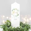 Auf dem Bild ist das Produkt: Taufkerze Junge Mädchen Baum Blätterkranz grün pastell bedruckt mit Namen, Datum und auf Wunsch eigenem, vorgegebenem oder keinem Taufspruch zum Preis von €5.90 abgebildet.