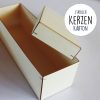 Auf dem Bild ist das Produkt: Taufkerze Junge Mädchen Baum Blätterkranz grün pastell bedruckt mit Namen, Datum und auf Wunsch eigenem, vorgegebenem oder keinem Taufspruch zum Preis von €5.90 abgebildet.