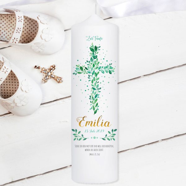 Auf dem Bild ist das Produkt: Taufkerze Blätterkreuz grün Junge oder Mädchen Heiliges Kreuz Blätter Kerze zur Taufe mit Namen zum Preis von €6.40 abgebildet.