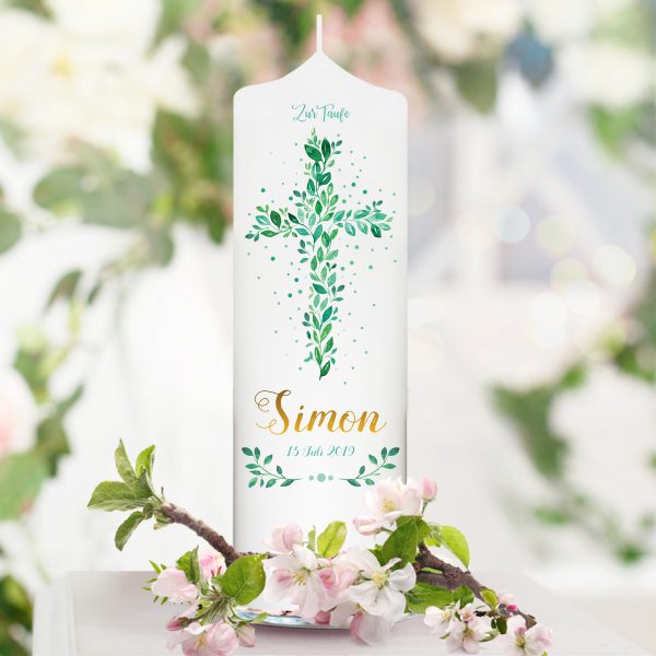 Auf dem Bild ist das Produkt: Taufkerze Blätterkreuz grün Junge oder Mädchen Heiliges Kreuz Blätter Kerze zur Taufe mit Namen zum Preis von €6.40 abgebildet.
