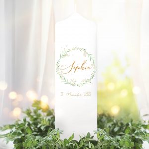 Auf dem Bild ist das Produkt: Taufkerze Junge Mädchen Blätterkranz grün mit Häschen mit Namen, Datum und auf Wunsch eigenem, vorgegebenem oder keinem Taufspruch zum Preis von €5.9 abgebildet.