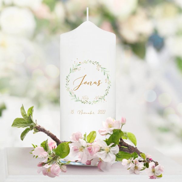 Auf dem Bild ist das Produkt: Taufkerze Junge Mädchen Blätterkranz grün mit Häschen mit Namen, Datum und auf Wunsch eigenem, vorgegebenem oder keinem Taufspruch zum Preis von €5.9 abgebildet.