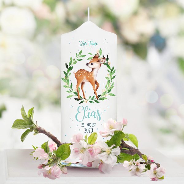 Auf dem Bild ist das Produkt: Taufkerze Junge/ Mädchen Kranz Reh rosa blau bedruckt mit Namen, Datum und auf Wunsch eigenem, vorgegebenem oder keinem Taufspruch zum Preis von €5.9 abgebildet.