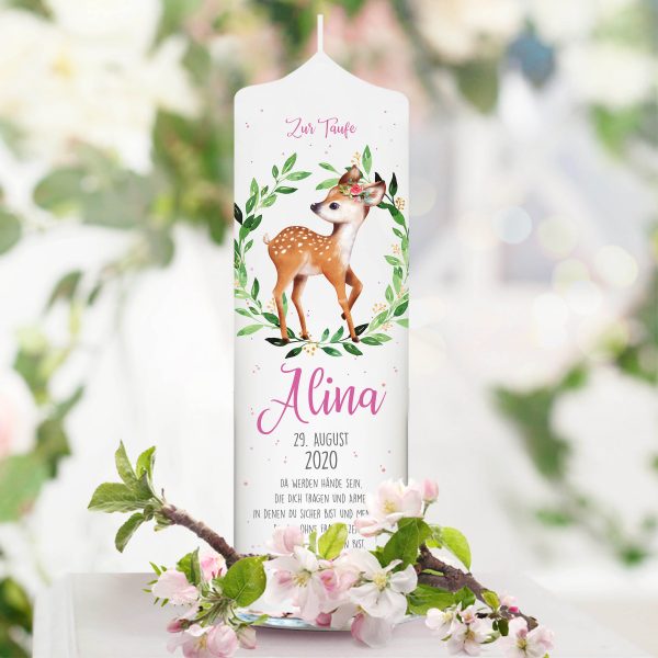 Auf dem Bild ist das Produkt: Taufkerze Junge/ Mädchen Kranz Reh rosa blau bedruckt mit Namen, Datum und auf Wunsch eigenem, vorgegebenem oder keinem Taufspruch zum Preis von €5.9 abgebildet.