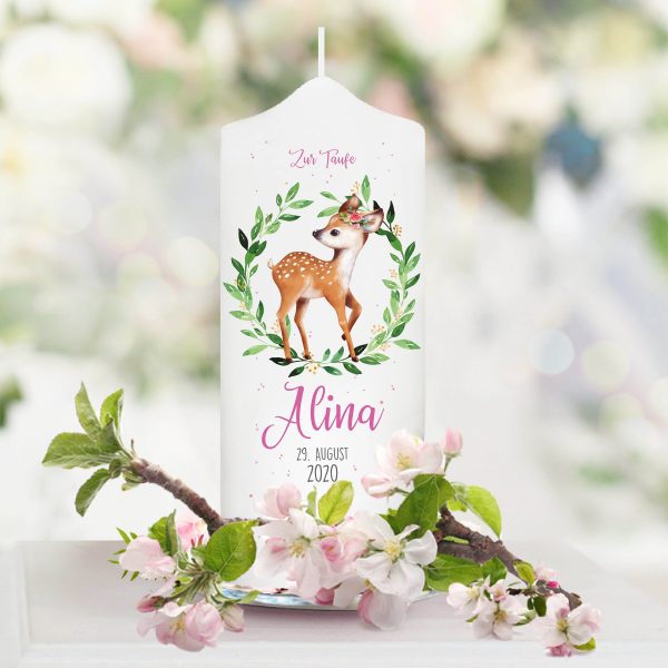 Auf dem Bild ist das Produkt: Taufkerze Junge/ Mädchen Kranz Reh rosa blau bedruckt mit Namen, Datum und auf Wunsch eigenem, vorgegebenem oder keinem Taufspruch zum Preis von €5.9 abgebildet.