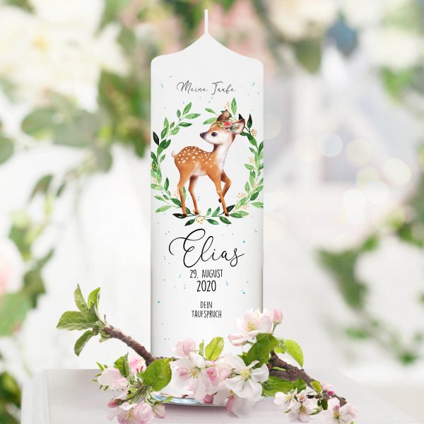 Auf dem Bild ist das Produkt: Taufkerze Junge/ Mädchen Reh Rehkitz Blätter Kranz bedruckt mit Namen, Datum und auf Wunsch eigenem, vorgegebenem oder keinem Taufspruch zum Preis von €5.9 abgebildet.