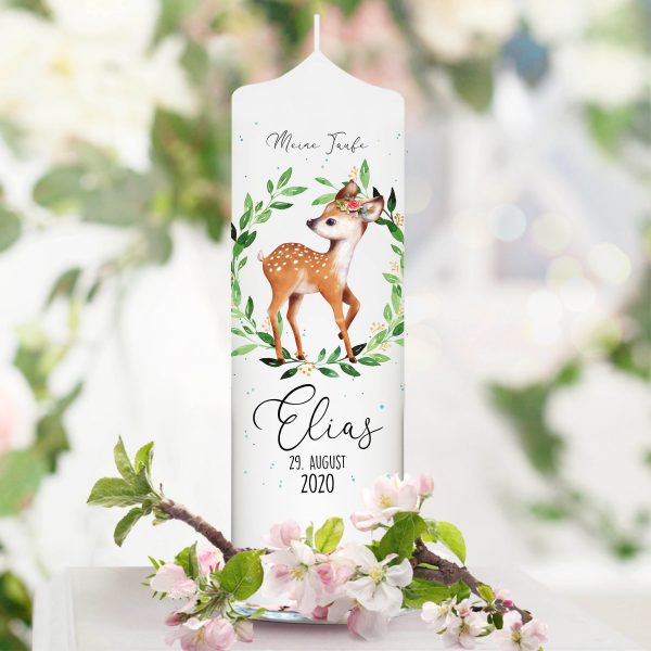 Auf dem Bild ist das Produkt: Taufkerze Junge/ Mädchen Reh Rehkitz Blätter Kranz bedruckt mit Namen, Datum und auf Wunsch eigenem, vorgegebenem oder keinem Taufspruch zum Preis von €5.9 abgebildet.