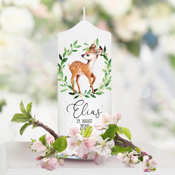 Auf dem Bild ist das Produkt: Taufkerze Junge/ Mädchen Reh Rehkitz Blätter Kranz bedruckt mit Namen, Datum und auf Wunsch eigenem, vorgegebenem oder keinem Taufspruch zum Preis von €5.9 abgebildet.