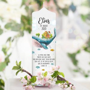 Auf dem Bild ist das Produkt: Taufkerze Junge Mädchen Wal Fische mit Namen Datum und Taufspruch Kerze zur Taufe zum Preis von €5.9 abgebildet.