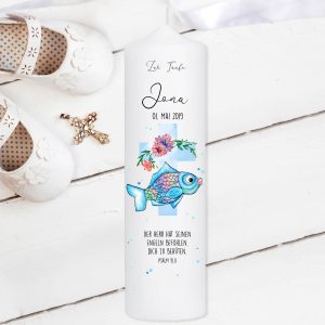 Taufkerze Kerze zur Taufe oder Kommunion Fisch Jesuskreuz Taufspruch mit Wunschname & Datum Auf dem Bild ist das Produkt: Taufkerze Kerze zur Taufe oder Kommunion Fisch Jesuskreuz Taufspruch mit Wunschname & Datum zum Preis von €5.9 abgebildet.