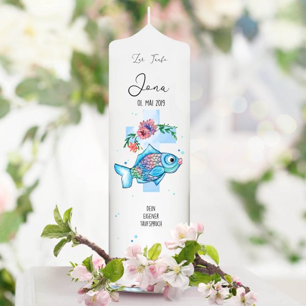 Auf dem Bild ist das Produkt: Taufkerze Kerze zur Taufe oder Kommunion Fisch Jesuskreuz Taufspruch mit Wunschname & Datum zum Preis von €5.9 abgebildet.