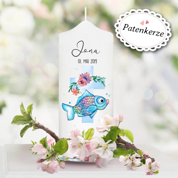 Auf dem Bild ist das Produkt: Taufkerze Kerze zur Taufe oder Kommunion Fisch Jesuskreuz Taufspruch mit Wunschname & Datum zum Preis von €5.9 abgebildet.