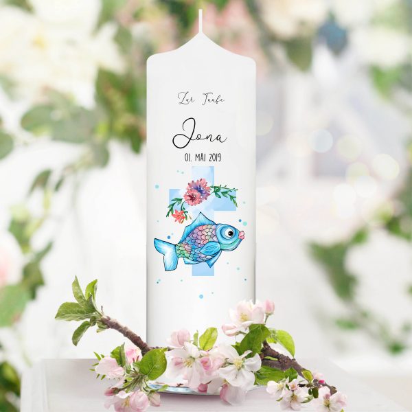 Auf dem Bild ist das Produkt: Taufkerze Kerze zur Taufe oder Kommunion Fisch Jesuskreuz Taufspruch mit Wunschname & Datum zum Preis von €5.9 abgebildet.