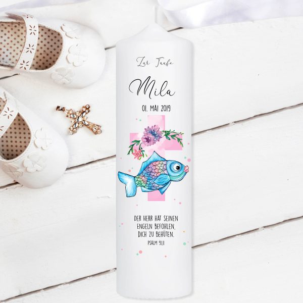 Auf dem Bild ist das Produkt: Taufkerze Kerze zur Taufe oder Kommunion Fisch Jesuskreuz Taufspruch mit Wunschname & Datum zum Preis von €5.9 abgebildet.