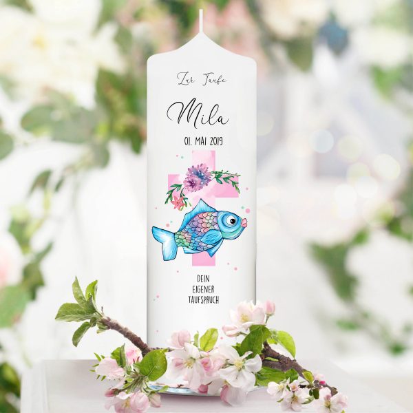 Auf dem Bild ist das Produkt: Taufkerze Kerze zur Taufe oder Kommunion Fisch Jesuskreuz Taufspruch mit Wunschname & Datum zum Preis von €5.9 abgebildet.