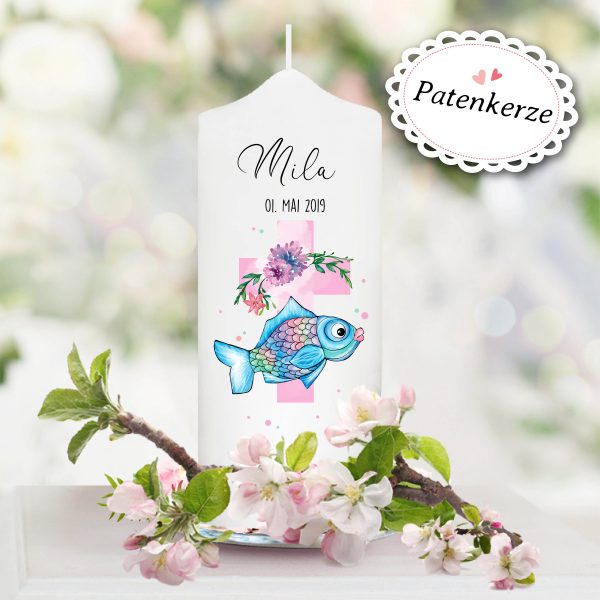 Auf dem Bild ist das Produkt: Taufkerze Kerze zur Taufe oder Kommunion Fisch Jesuskreuz Taufspruch mit Wunschname & Datum zum Preis von €5.9 abgebildet.