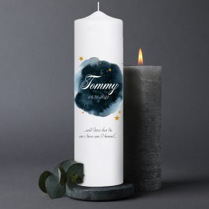 Auf dem Bild ist das Produkt: Trauerkerze Sternenhimmel, personalisiert mit Namen und Datum, Trauerspruch zum Preis von €5.9 abgebildet.
