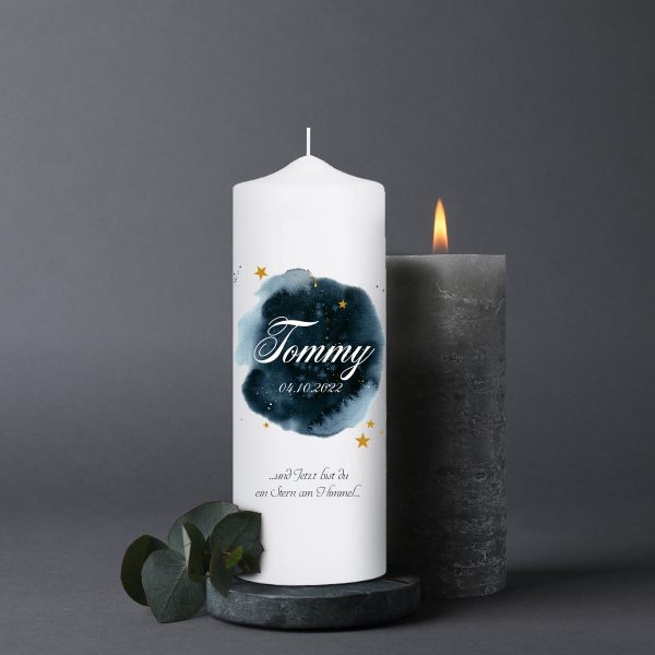 Auf dem Bild ist das Produkt: Trauerkerze Sternenhimmel, personalisiert mit Namen und Datum, Trauerspruch zum Preis von €5.9 abgebildet.